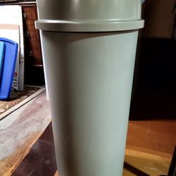 Rubbermaid 3546 Commercial Trash Receptacle 