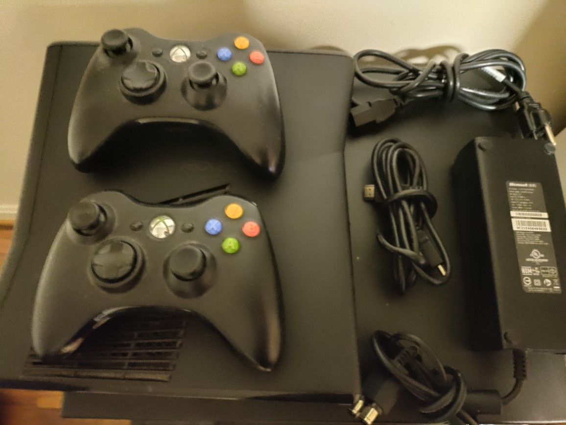 Working Xbox 360 With Two Controllers And Broken WII 