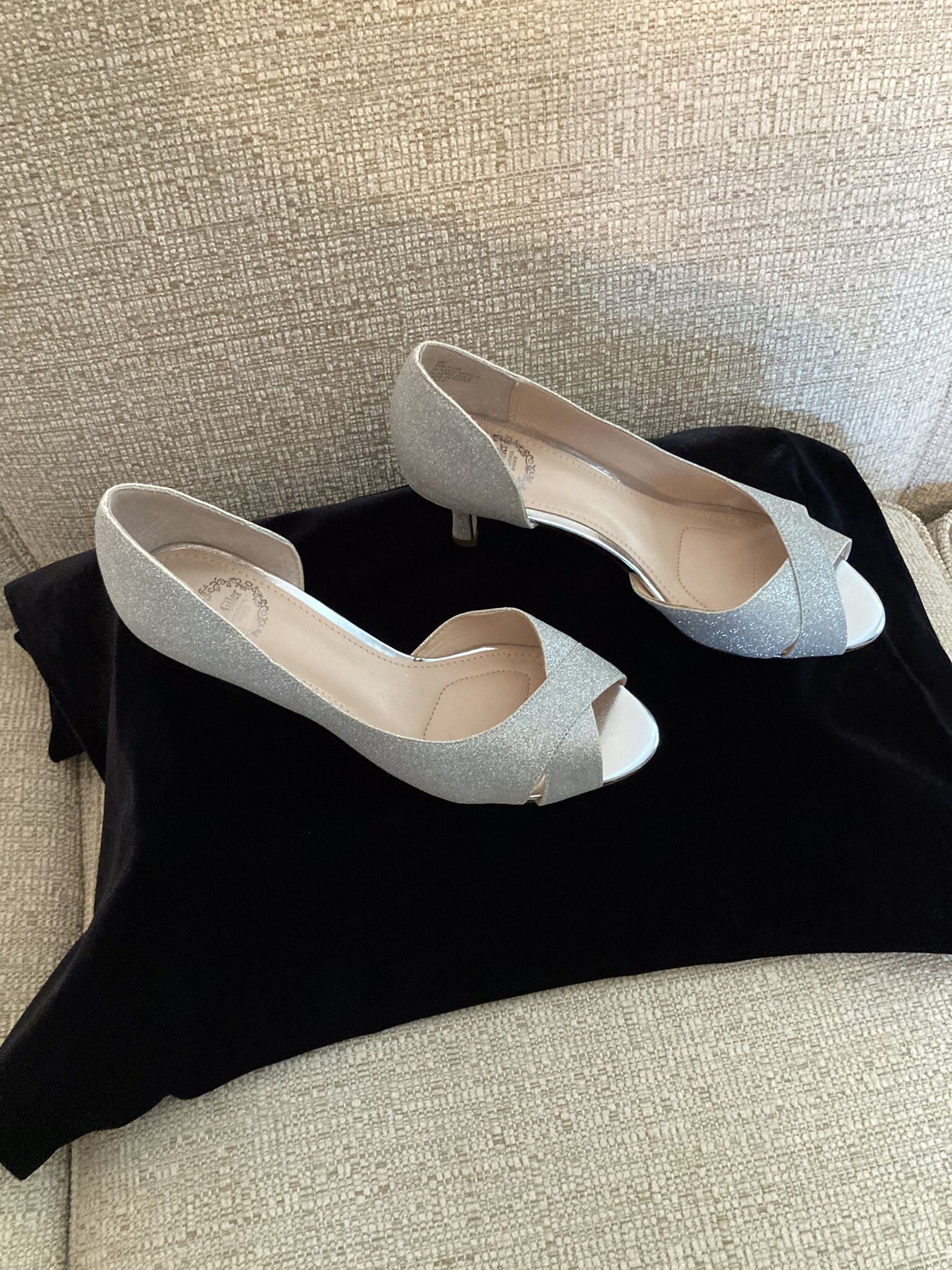 Miller Womens Silver Peep Toe Shoes, Size 6M