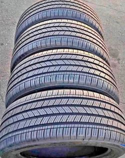 235 55 19 Michelin Tires Con 80% de Vida Las 4