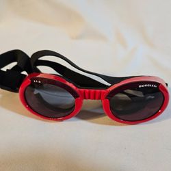 Red Medium Doggles ILS protective eyewear designed for dog that offer 100% UV protection, shatterproof lenses, and anti-fog treatment Unused Excellent