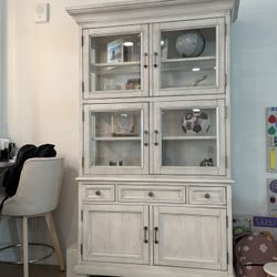 China Cabinet/ Hutch