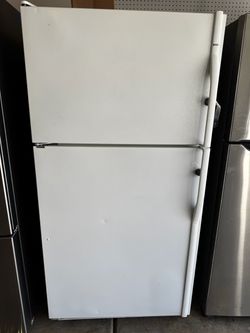 Kenmore white refrigerator/ fridge