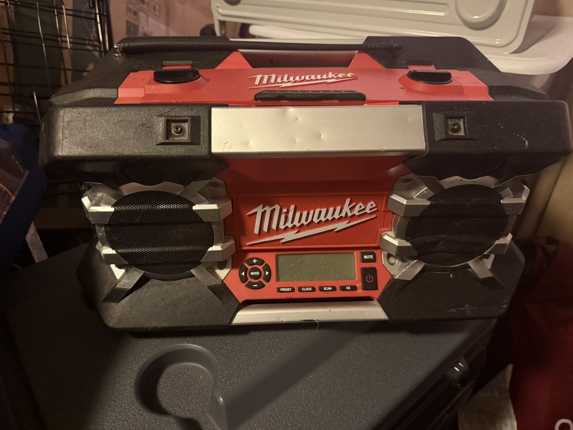Milwaukee radio, no Bluetooth