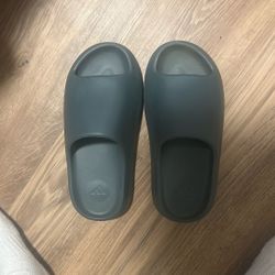 YEEZY SLIDES (8 men) (DESCRIPTION)