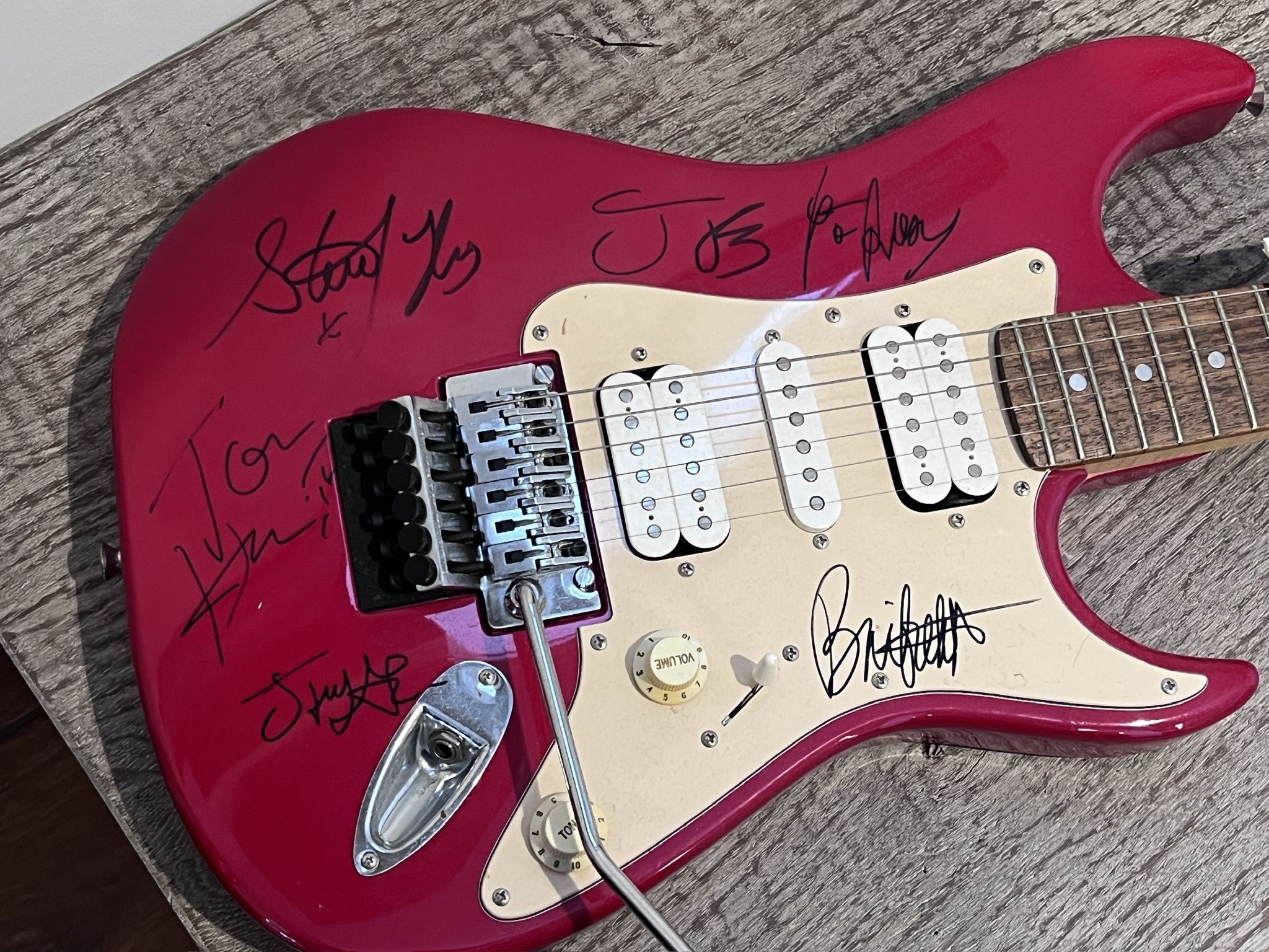 AEROSMITH SIGNED FENDER SQUIRE STAGEMASTER GUITAR WITH CERTIFICATE OF AUTHENTICITY
