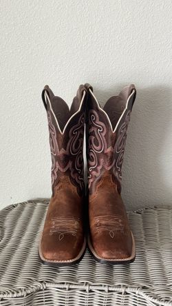 Ariat women’s  cowboy boot size 8.5