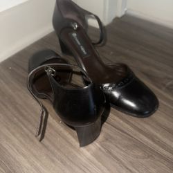 Size 9 Etienne Aigner Black leather vintage kitten heels