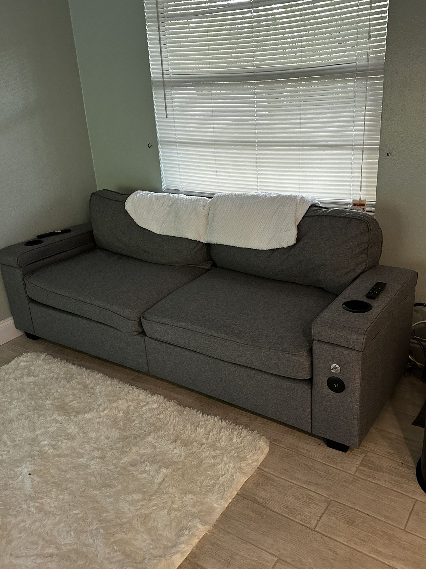 New Sofa | 2-3 Person W/ Charging | Easy To Move 🛋️