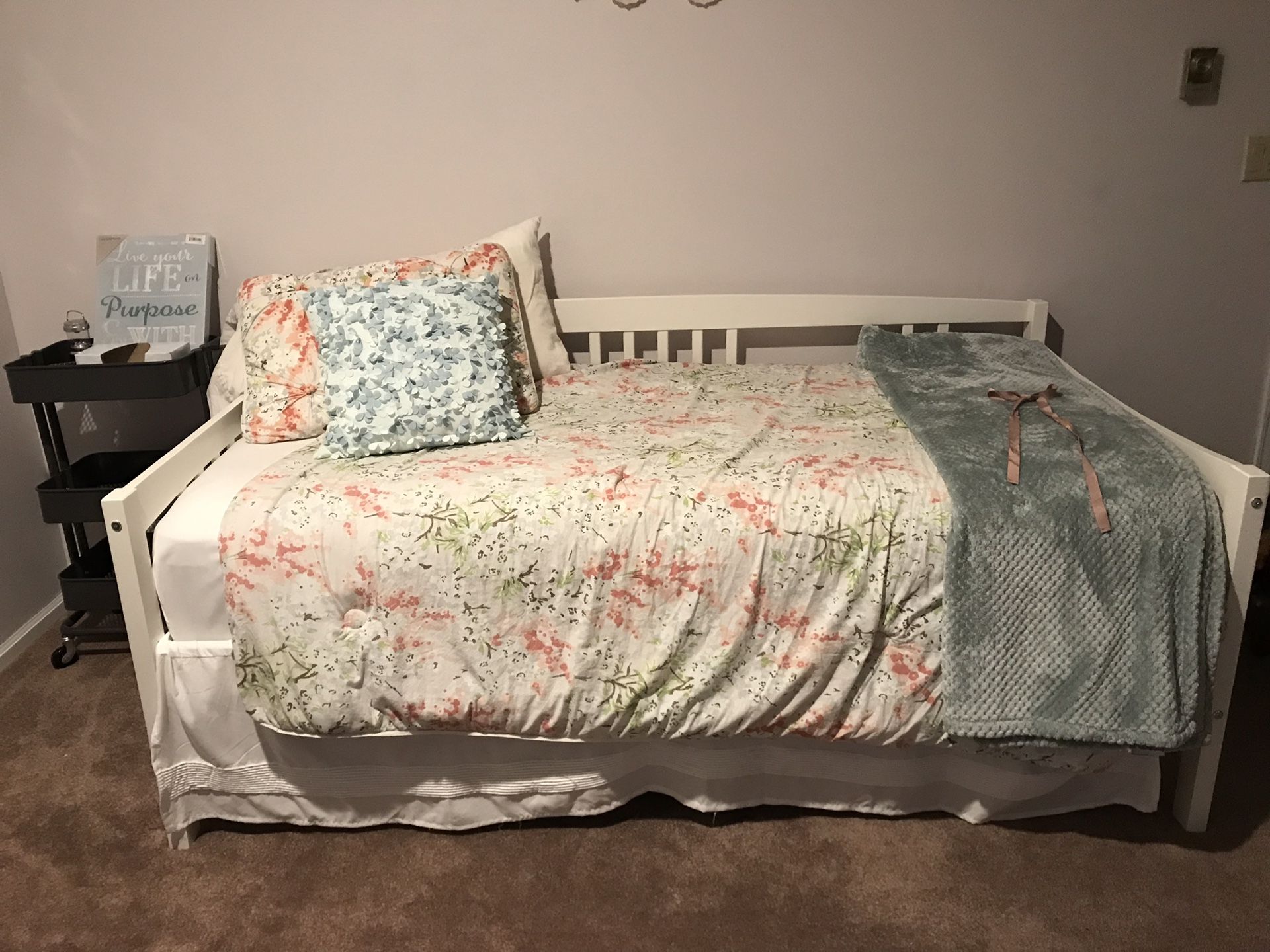 Shabby Chic Day Bed w/mattress & Bedding