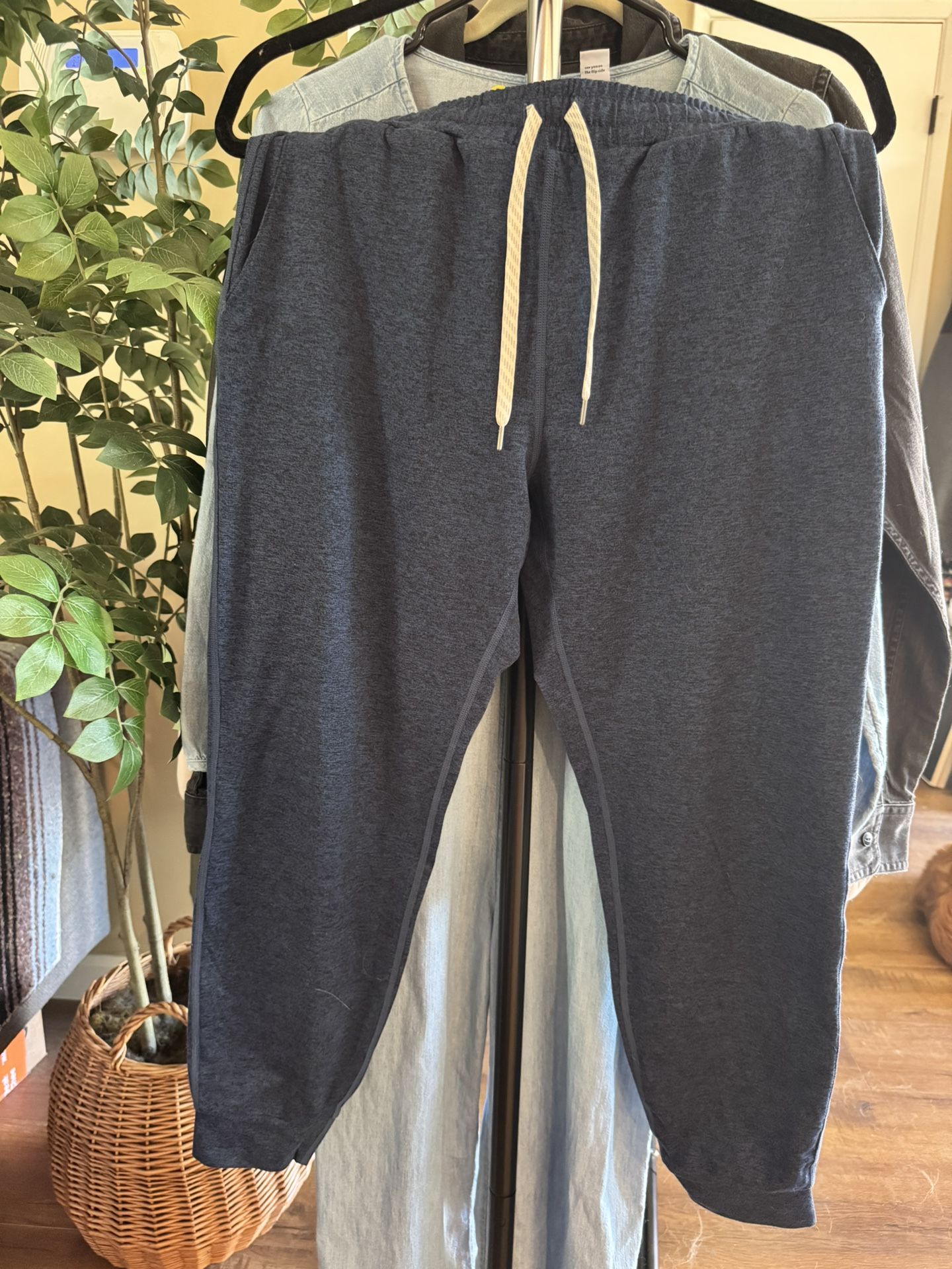 Vuori Women’s Performance Joggers Size Medium