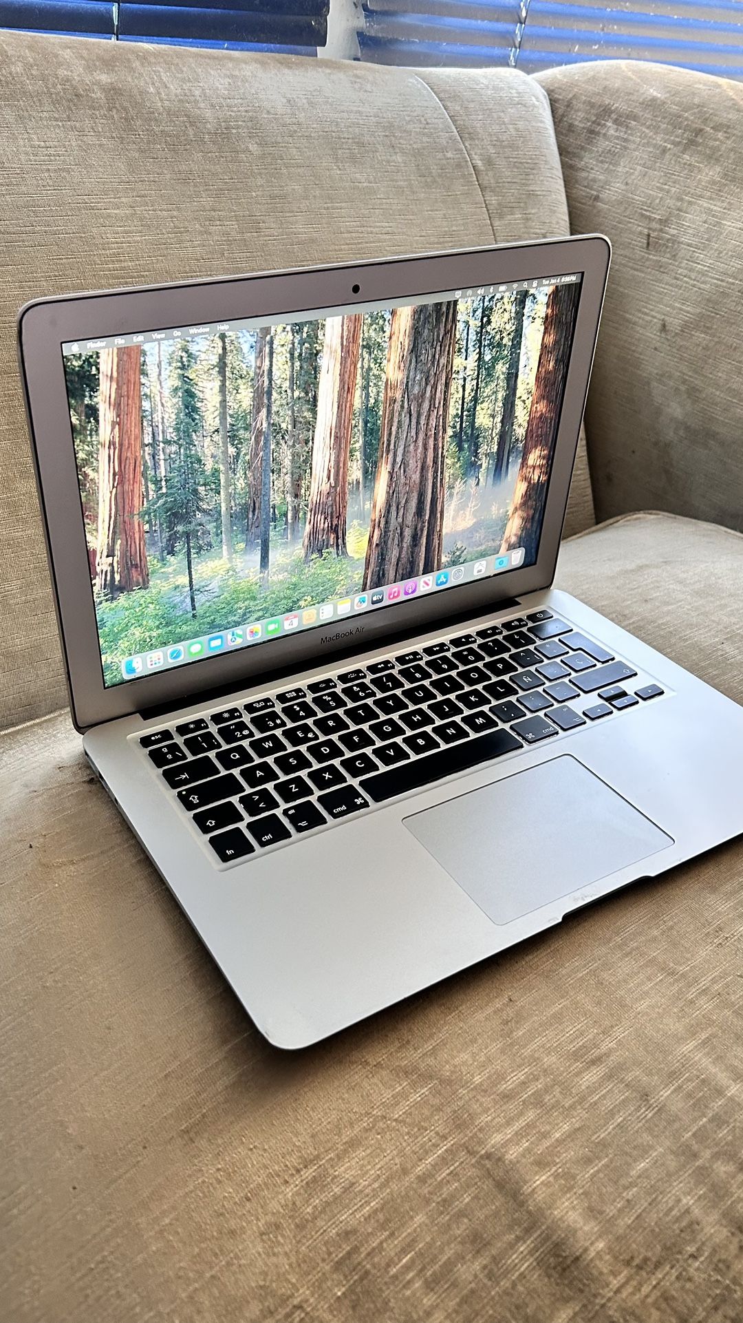 Apple MacBook Air 13” I5/8GB/256GB SSD $200