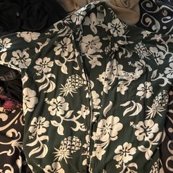 Large tropical style green shirt, T-shirt with a pocket