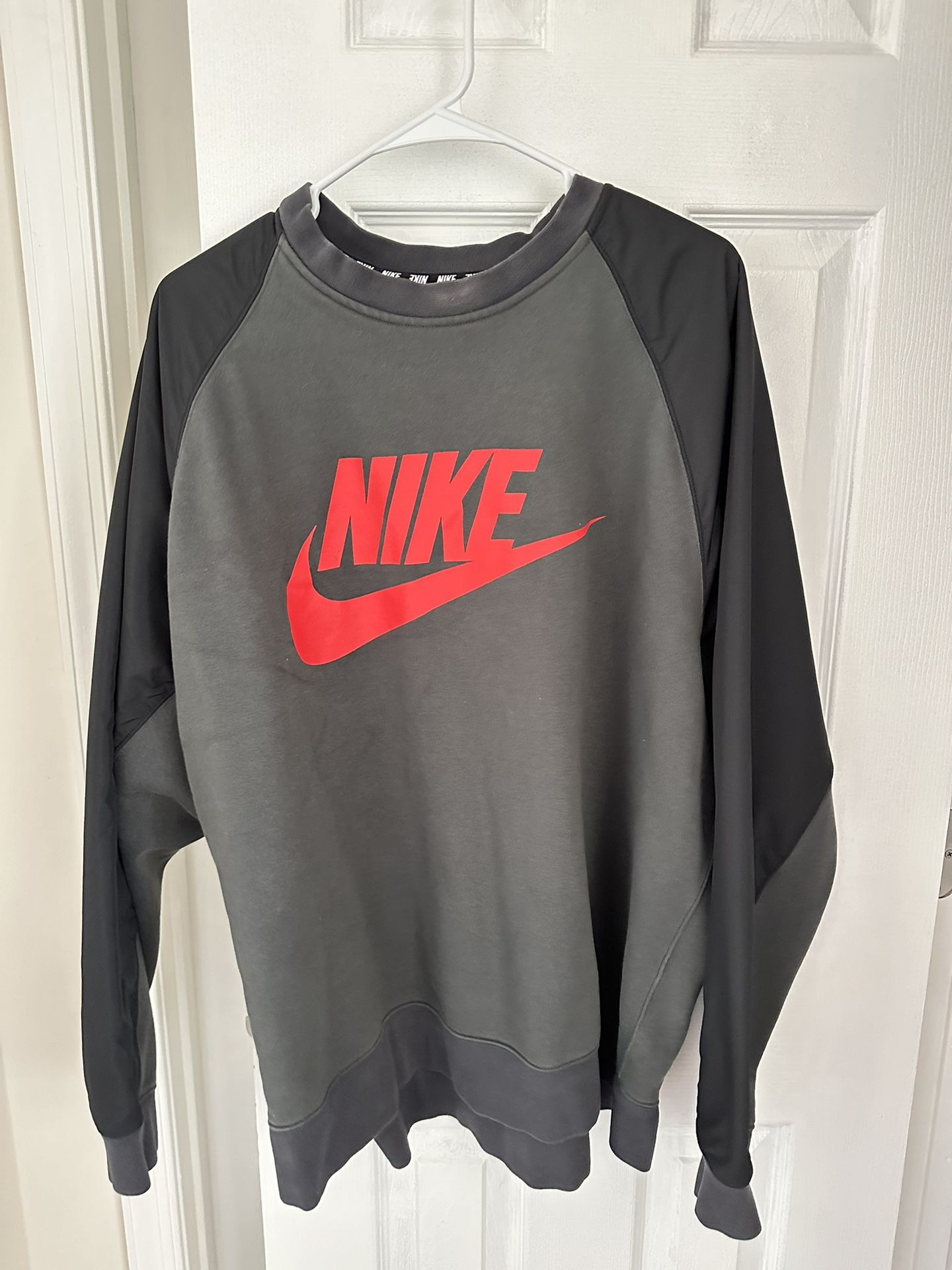 Nike sweatshirt size XXL in good condition (cash & pick up only)