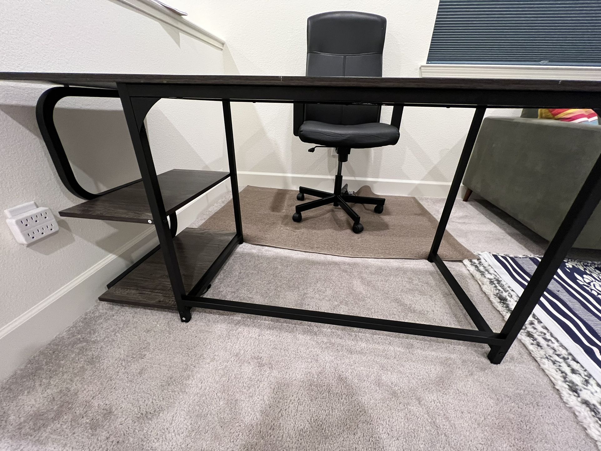 Office Desk 20$ With Mat  Free