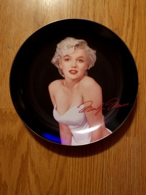 Marilyn monroe Sophisticated Lady Collectable Plate..Brand New!