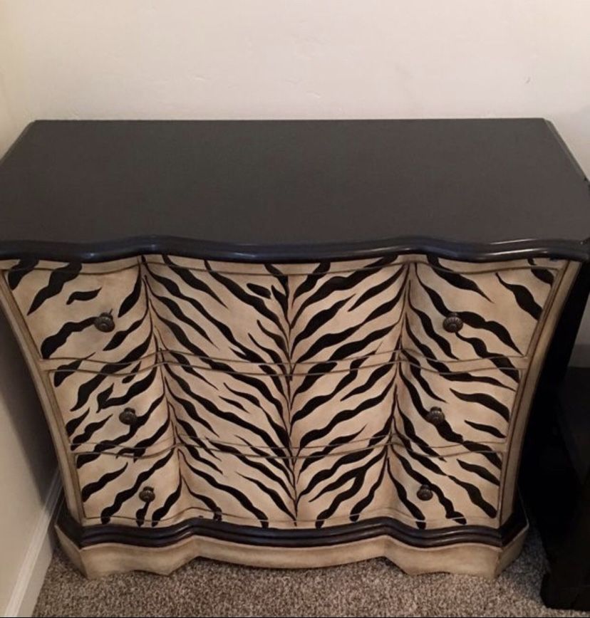 Small/Medium Zebra dresser/drawer (W33, L26,)