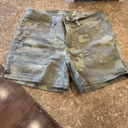 Women’s new without tags seven jeans camouflage shorts shipping available