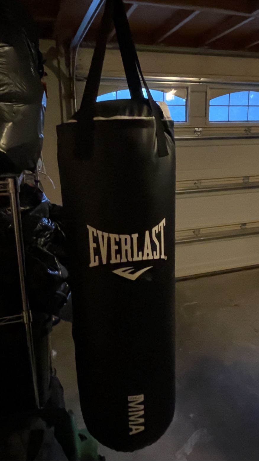 Punching Heavy Bag 70 lbs Everlast Black in EC