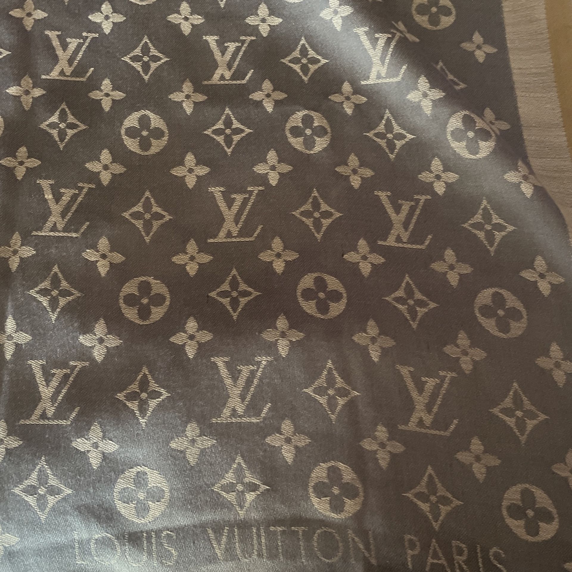 Louis Vuitton Scarf for Sale in Phoenix, AZ - OfferUp