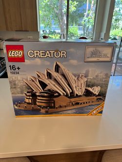 Brand new in sealed box LEGO Creator Expert: Sydney Opera House (10234).