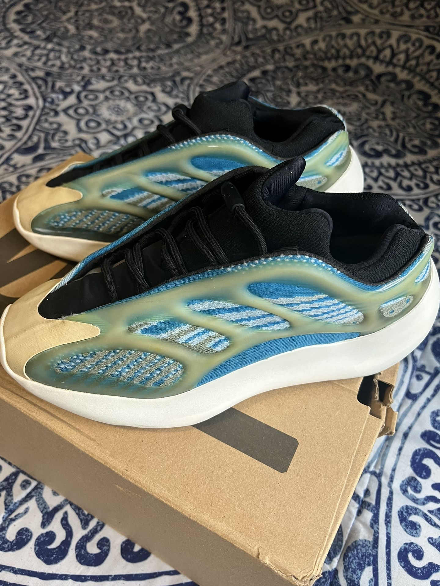 Yeezy 700 V3 'Arzareth' Blue Size