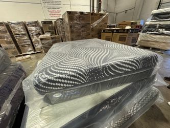 QUEEN MATTRESS SEALY POSTUREPEDIC PLUS HYBRID HIGH POINT FIRM 