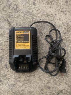 Cargador de Baterias 12V marca Dewalt