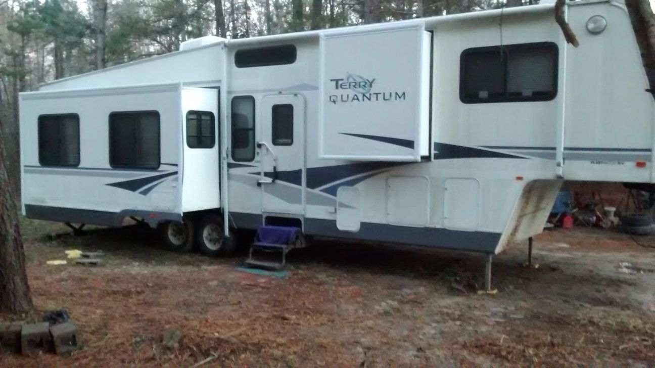 2004 Terry Quantum Fifth Wheel