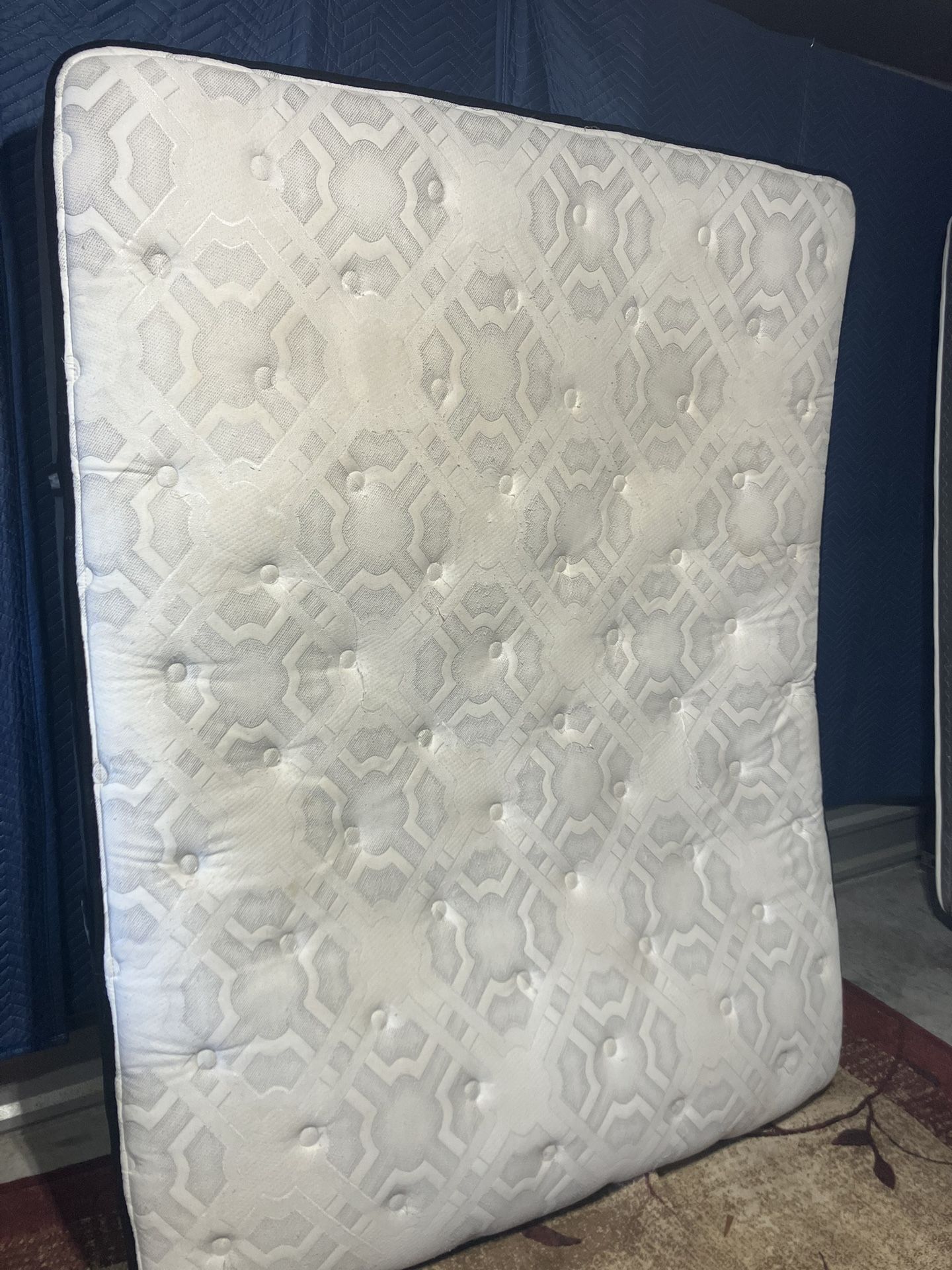 Queen Pillowtop Thicksealy Mattress (delivery Available)