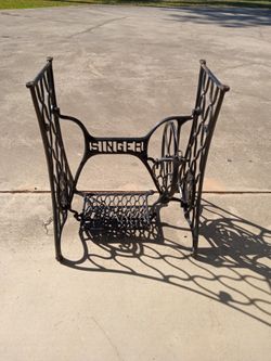 Vintage SINGER Sewing Machine Treadle 