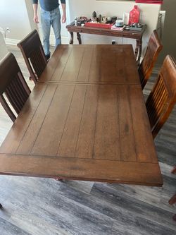 Dining Room table w 8 chairs