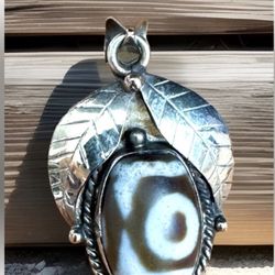 Gorgeous & Unique Handcrafted Vintage Tibetan One Eye Agate Stone  Pendant 4.55grams & 2”inch Tall.
