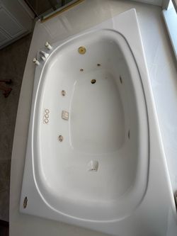Jacuzzi Whirlpool Jetted Soaking Tub – Excellent Condition