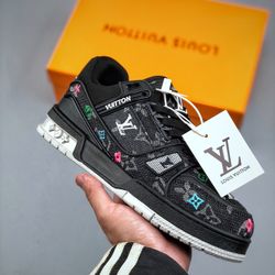 A pair of fashionable and versatile shoes