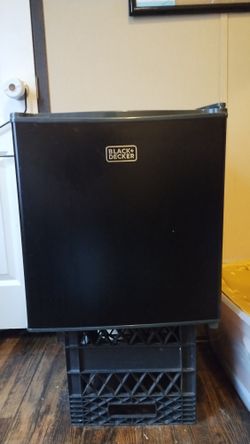 Mini Fridge Black And Decker 1.7 Cu Ft Like New
