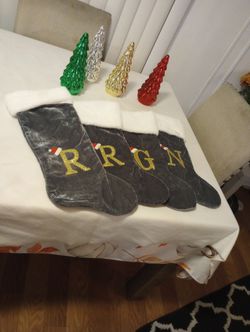 4 new Christmas boots, letters ..R,G,N. 4 botas nuevas navideñas, letras ..R,G,N
