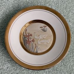 6” Art of Chokin plate featuring a Swan design with 24K gold edging