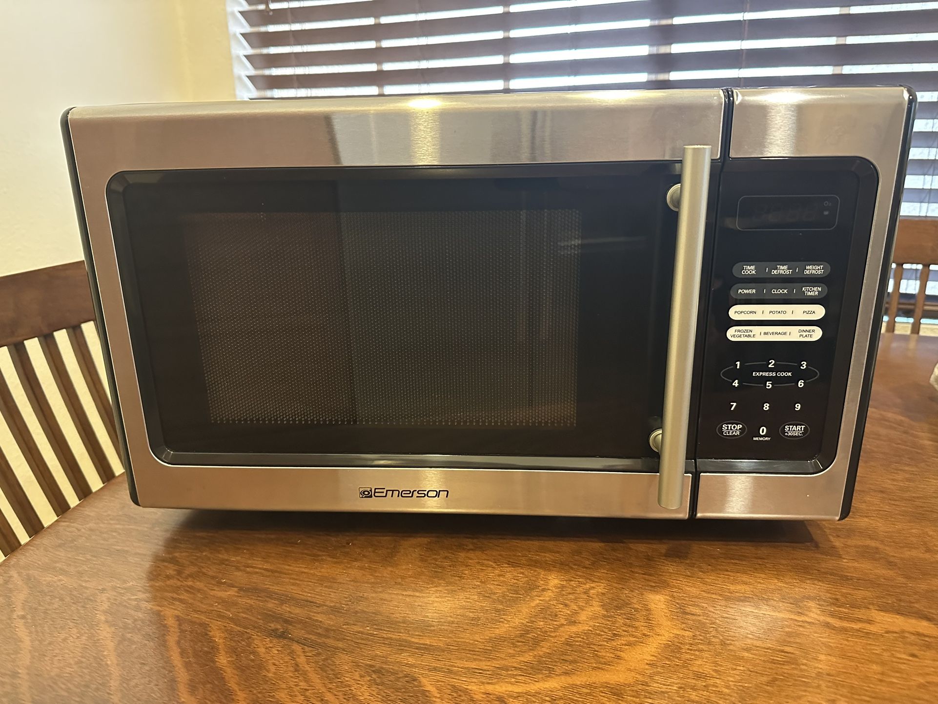 Emerson 900 Watt Microwave