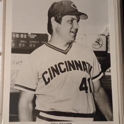 Tom Seaver Cincinnati Reds Hall of Fame HOF Portrait Baseball Player 8x10 Glossy Black and White Photo Vintage Collectible 