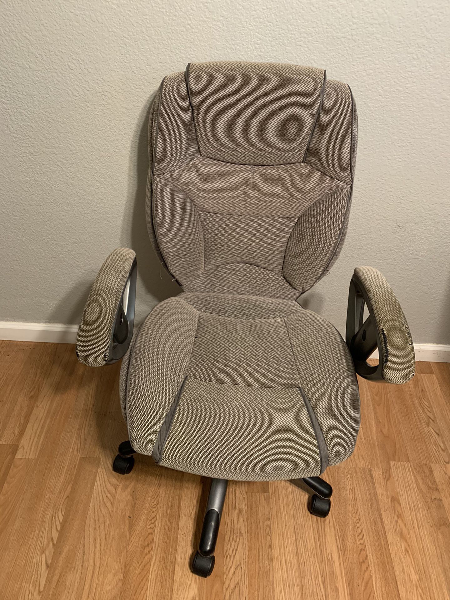 Working great gray office chair with wheels 25