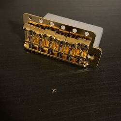 Fender gold tremolo block