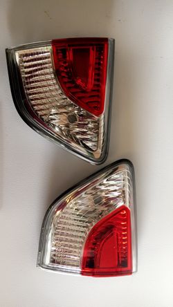 Nissan Pathfinder 2013 SV trunk tail lights