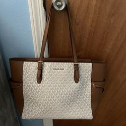 Michael Kors Voyager Tote Bag 