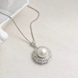 Brand new pearl pendant necklace, unused