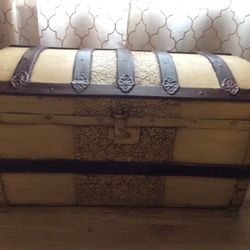 Vintage Trunk Great For Blankets Etc. 