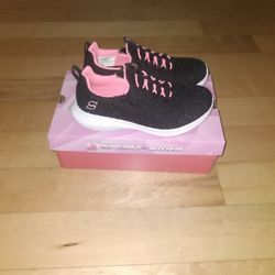 Girls Brand New In The Box Size 1 Skechers Tennis Shoes. 