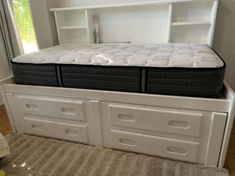 PREMIUM SOLID WOOD TWIN DAYBED with massive storage in great condition!!! $250 OBO