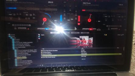 Macbook con musica virtual dj y traktor