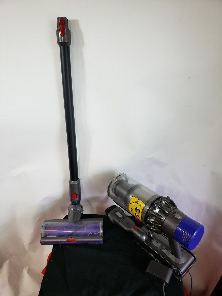 Dyson Cyclone V11 Bagless Vacuum Cleanerr - BLK Wand Head W/ Attach Charger 

